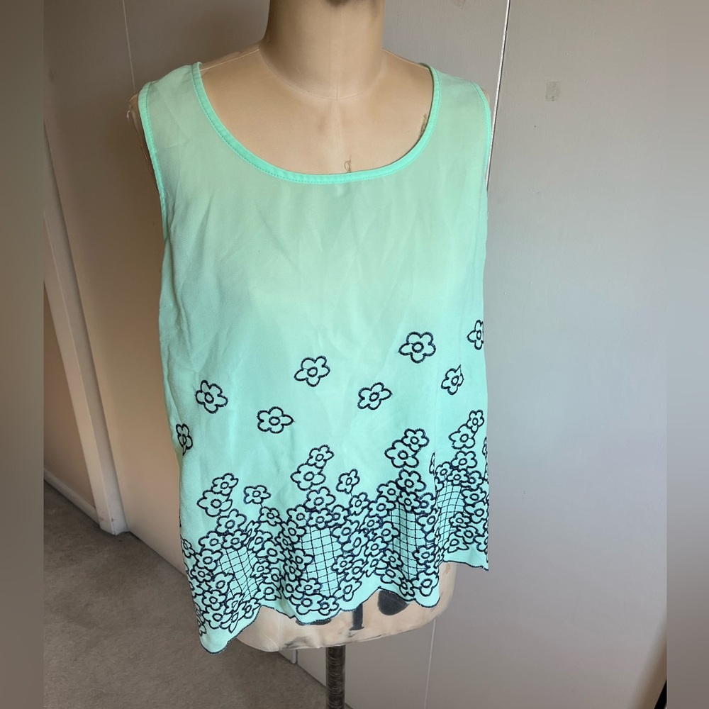 Cute flower design on a cross cross back summer tank size L